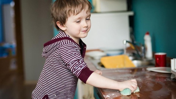 Với những công việc nhà phù hợp, trẻ 3 tuổi có thể hoàn thành tốt.