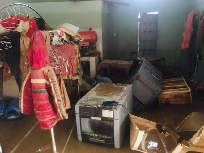 Quảng Bình: Nhà cửa tan hoang sau trận 'đại hồng thủy', tài sản bị ngâm nước nhầy nhụa bùn đất.