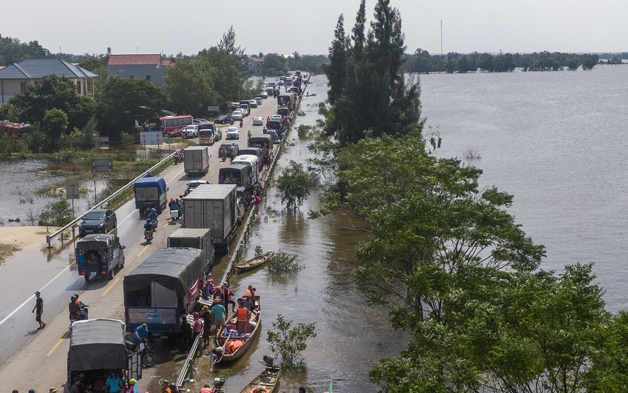 Đoàn xe cứu trợ nối đuôi nhau dài cả km tại Quảng Bình. (Ảnh: Zing)
