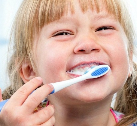 Bé gái mới 8 tuổi phải phẫu thuật não do sâu răng