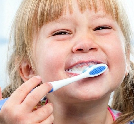 Làm sạch răng bằng chỉ tơ nha khoa, không nên sử dụng tăm xỉa răng.