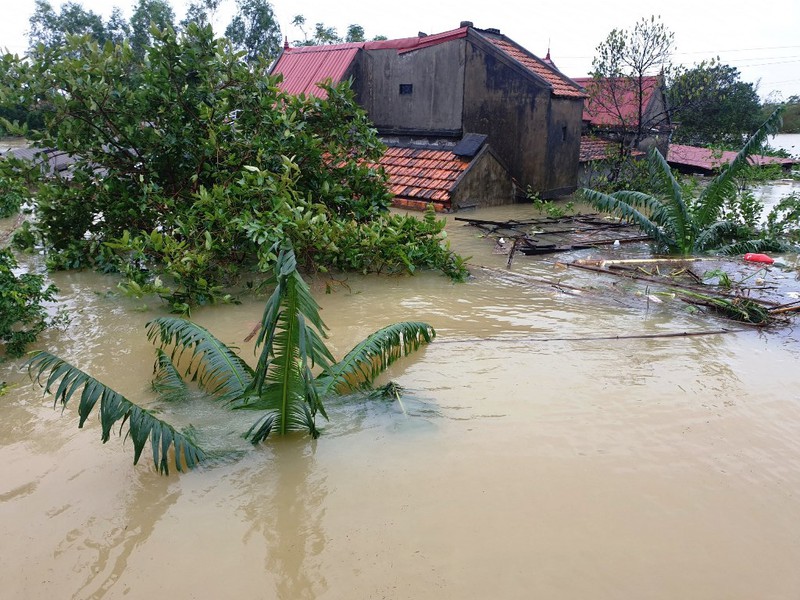 Ban Chỉ huy Phòng chống thiên tai và Tìm kiếm cứu nạn tỉnh Quảng Bình cho biết, hầu hết các địa phương nước lũ dâng cao, mực nước vượt mức lịch sử.