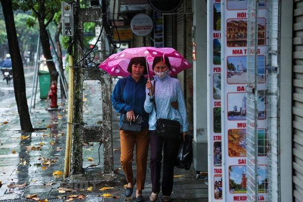 Thời tiết ngày 24/10: Bắc Bộ ngày nắng đêm lạnh, miền Trung vẫn an toàn