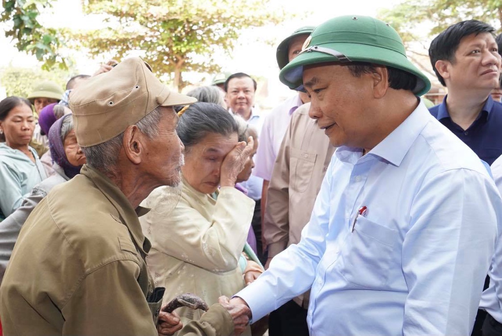Thủ tướng Nguyễn Xuân Phúc yêu cầu tạo điều kiện cho tổ chức, cá nhân cứu trợ vùng lũ.