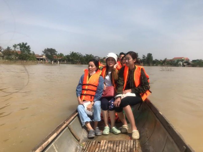 Hoa hậu Đỗ Mỹ Linh cho biết, đ ể có thể tiếp cận nhà các hộ dân đang ngập sâu trong nước, cả đoàn phải đi xuồng máy.