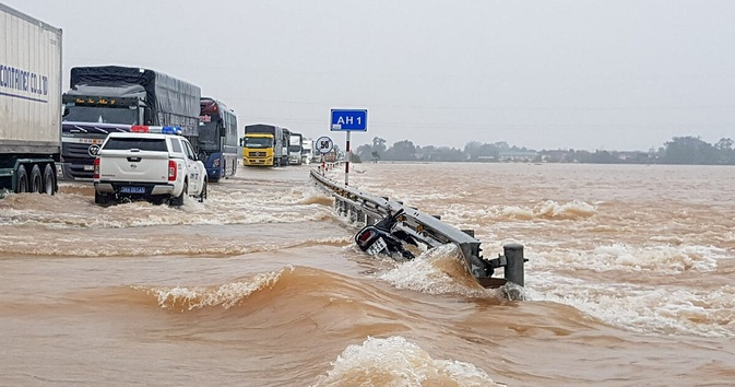 Quốc lộ 1A đoạn qua địa bàn huyện Cẩm Xuyên ngập nặng ngày 20/10, có nơi sâu 50 cm. Nhà chức trách chỉ cho xe khách và ôtô tải gầm cao đi qua. Ảnh: Lê Hoàng.