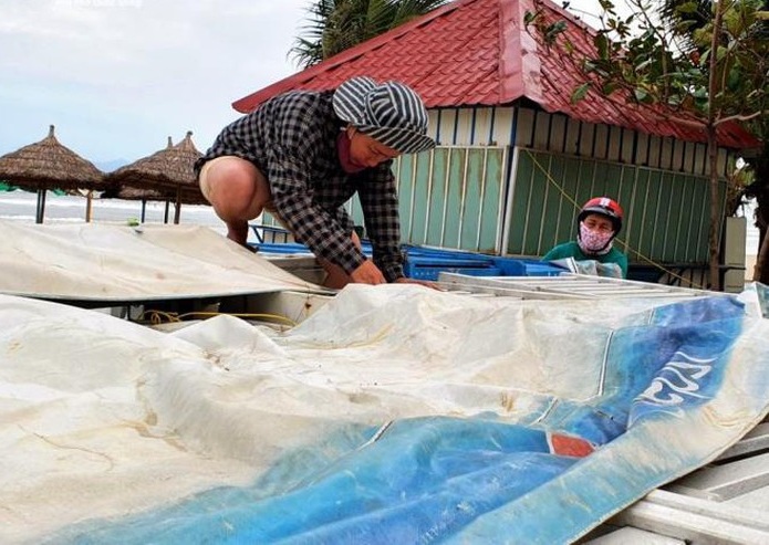 Các hộ kinh doanh trên bãi biển Đà Nẵng thu dọn đồ đạc chuẩn bị chống bão.