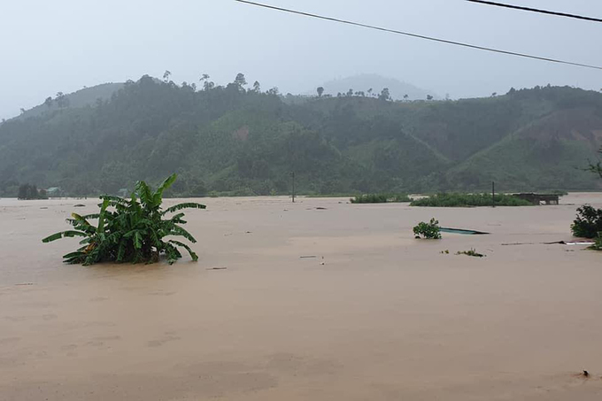 Nước lũ đổ về làm ngập 60 hộ dân thôn Đăk Đoak, xã Đăk Pet . Ảnh: Nguyễn Tùng.