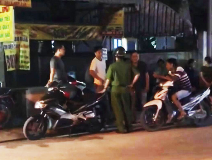 Mâu thuẫn với vợ, chồng chốt hai con trong phòng phóng hoả