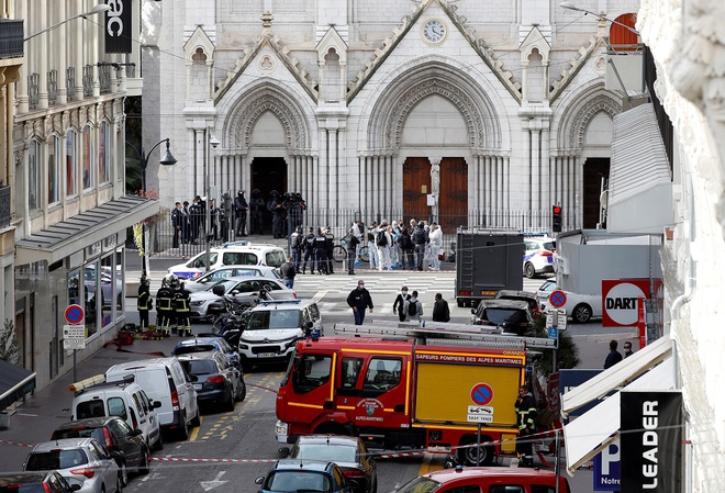 Cảnh sát phong tỏa khu vực bên ngoài nhà thờ, nơi vụ tấn công xảy ra. Ảnh: Reuters.