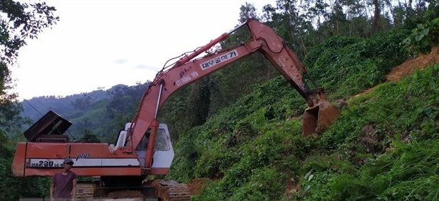 Các phương tiện di chuyển vào khu vực sạt lở Trà Leng. (Ảnh: Trần Lê Lâm/TTXVN)