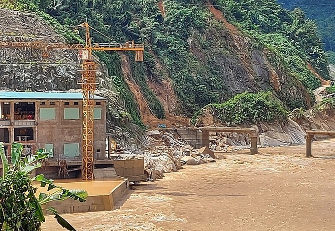 Bắc ròng rọc giải cứu 200 công nhân thủy điện Đăk Mi 2