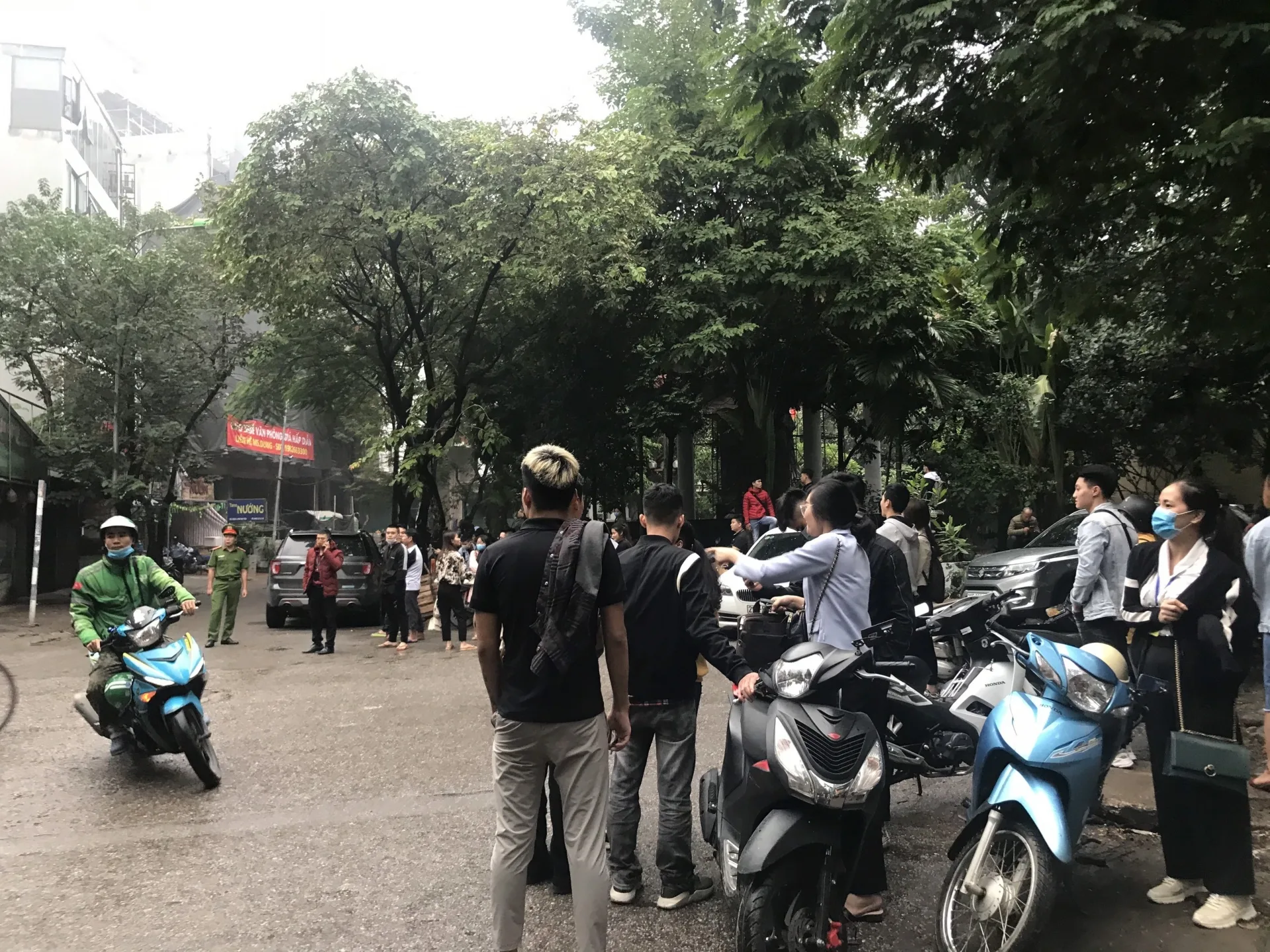 Dịch Vọng Hậu (Cầu Giấy) cháy lớn, hiện chưa có thiệt hại về người - Ảnh 1