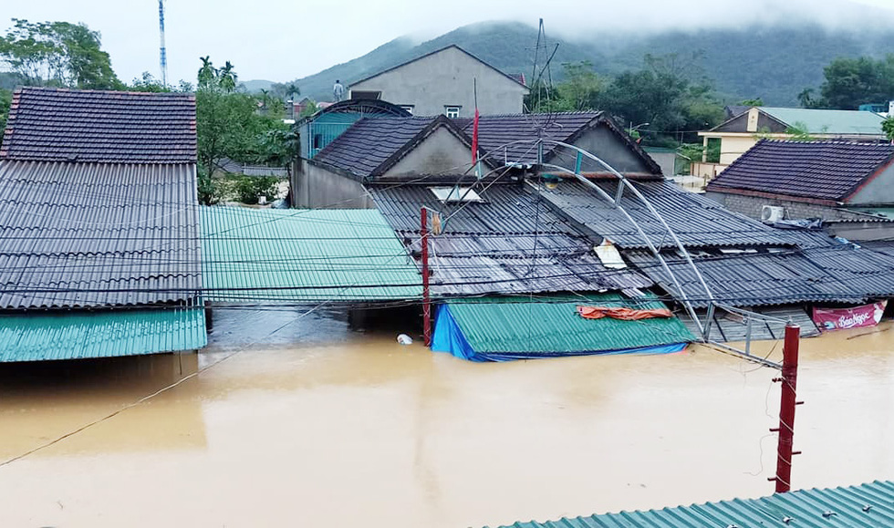 Nghệ An ngập sâu trong biển nước do thủy điện đồng loạt xả lũ