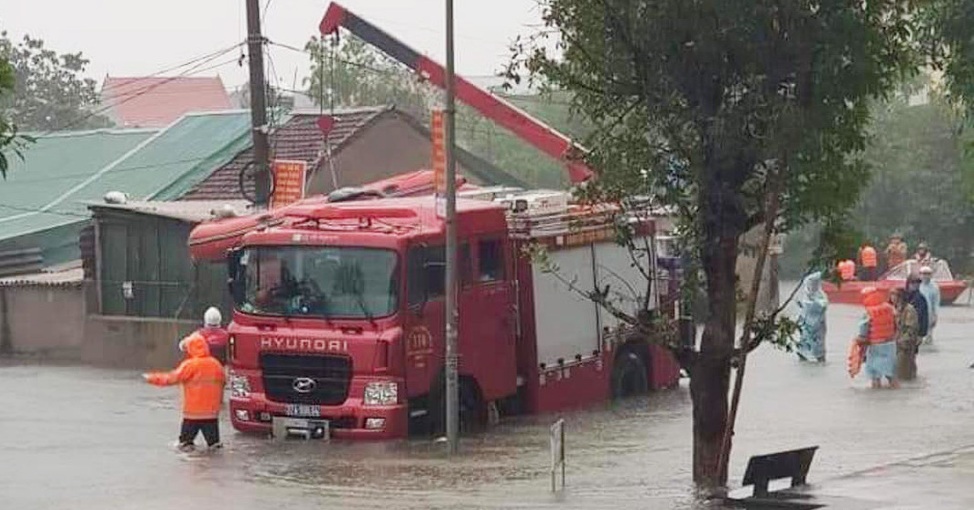 Lực lượng cứu hộ phải dùng xe cứu hỏa tới khu vực ngập sâu phường Bến Thủy, TP Vinh - Ảnh: THÚY HIỀN