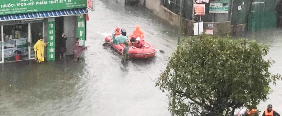 Xuồng cứu hộ di chuyển trên phố ở phường Bến Thủy, TP Vinh để đưa người dân ra khu vực ngập lụt - Ảnh: THÚY HIỀN