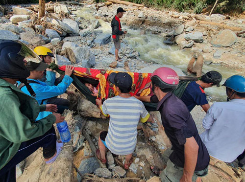 Hiện ở Trà Leng còn nhiều người bị đất đá vùi lấp chưa tìm thấy.