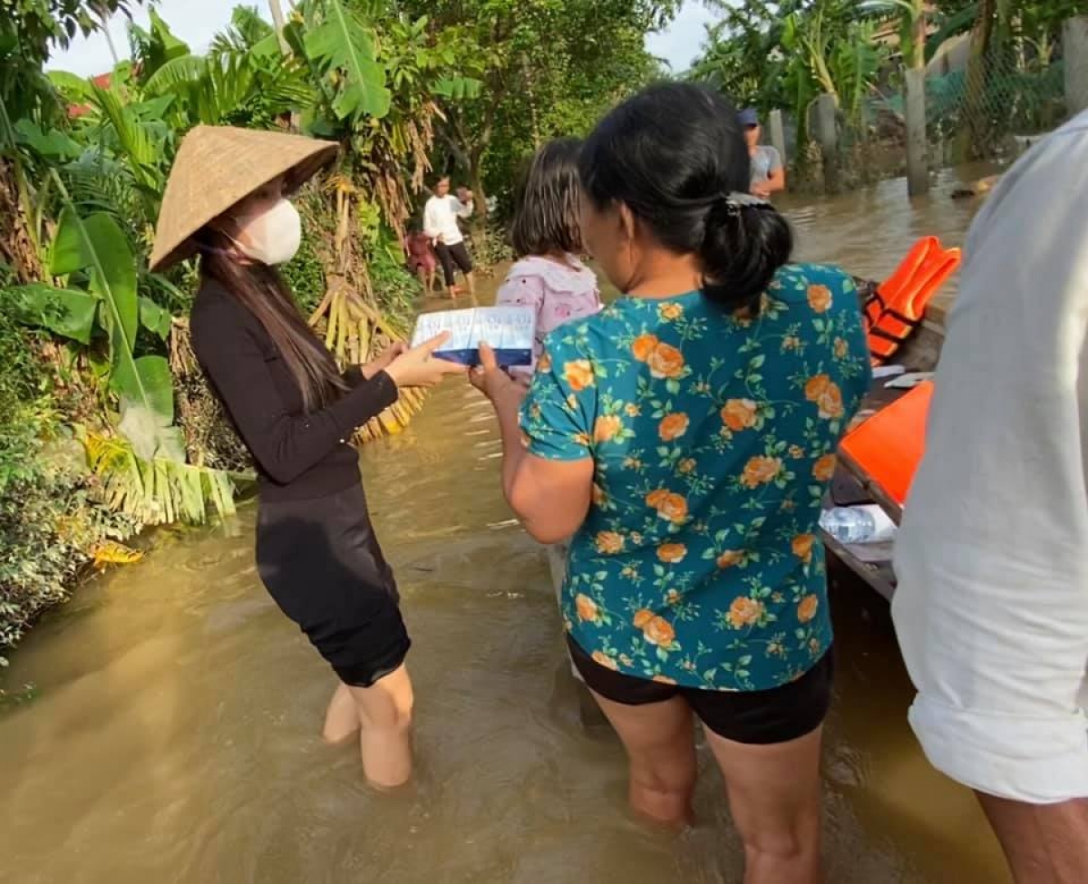 Có việc tiền Thủy Tiên cho bà con bị cán bộ thôn thu lại, đã trả 400 triệu