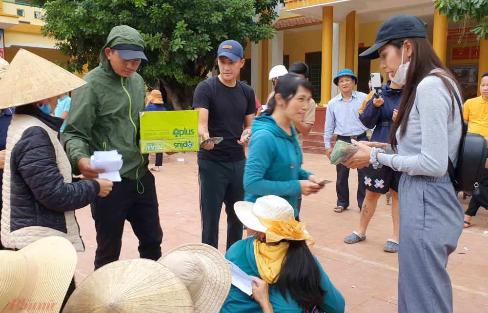 Thực hư việc cán bộ đi thu lại tiền Thủy Tiên ủng hộ người dân Quảng Bình