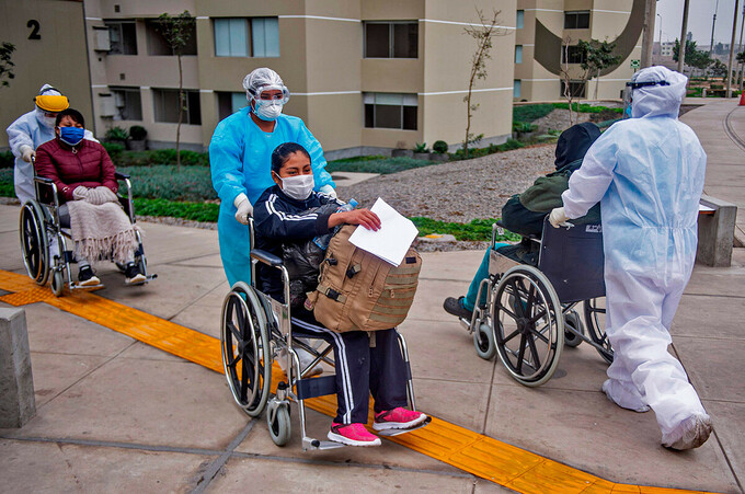 Bệnh nhân rời Bệnh viện Villa Panamericana, Peru, sau khi khỏi Covid-19. Ảnh: AFP