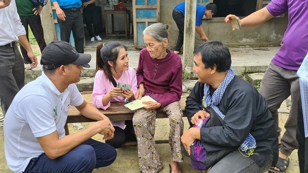 MC Quyền Linh đã đi đến từng nhà hỏi thăm, tặng tiền cứu trợ cho bà con vùng lũ suốt 5 ngày qua.