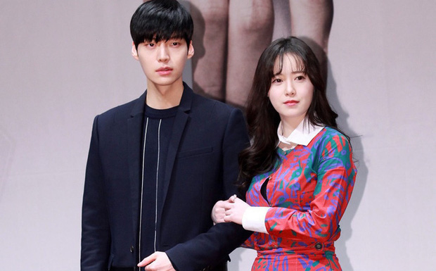Drama ly hôn kéo dài khiến hình ảnh của cả Ahn Jae Hyun - Goo Hye Sun xấu đi trong mắt công chúng.