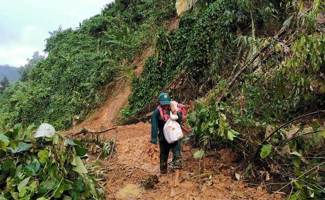 Khó khăn khi sơ tán 100 hộ dân với 500 khẩu của xã Trà Leng trước bão số 10 - Ảnh Zing