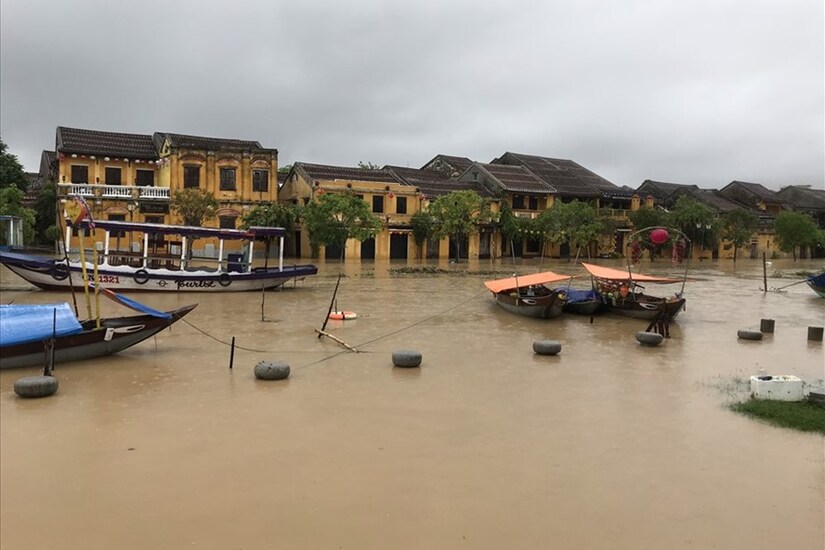 Quảng Nam sơ tán, di dời dân ra khỏi các khu vực nguy hiểm trước khi bão số 10 đổ bộ - Ảnh: Lao Động
