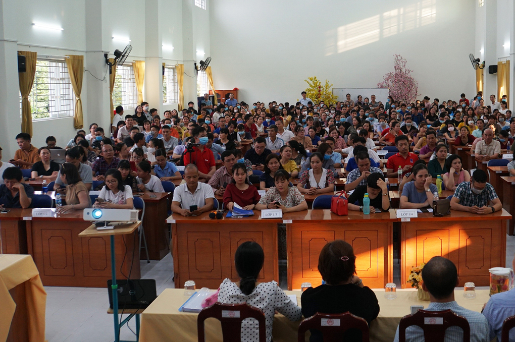 Hơn 300 phụ huynh trường Tiểu học Trần Thị Bưởi tự lập ban đại diện mới.