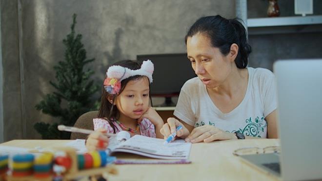 Áp lực công việc khiến nhiều phụ huynh tại Trung Quốc khó có thời gian dạy con học bài. (Ảnh minh họa: iStock)