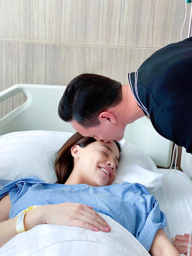 Những khoảnh khắc cực hạnh phúc của Kim Lý và Hà Hồ sau khi đón 2 con chào đời.