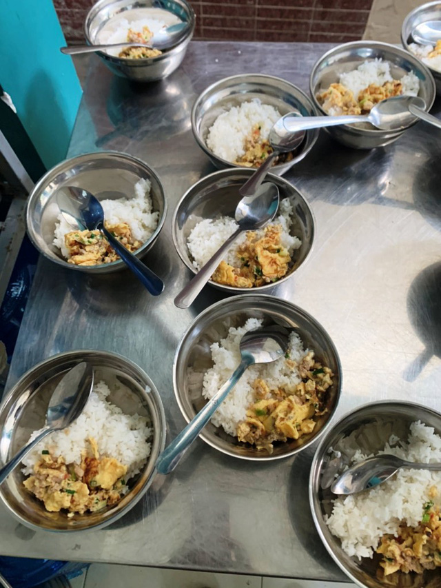 Bữa ăn bán trú của học sinh Trường tiểu học Phước Long 1, Nha Trang (Khánh Hòa) khiến phụ huynh học sinh bức xúc, phản ứng - Ảnh: Phụ huynh cung cấp