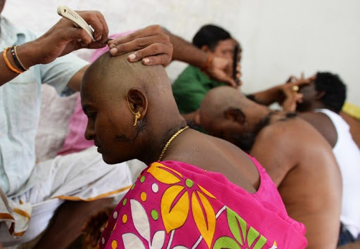 Người dân Ấn Độ tới đền thờ dâng tóc để cảm tạ thần linh ban phước. Ảnh: Mogul.