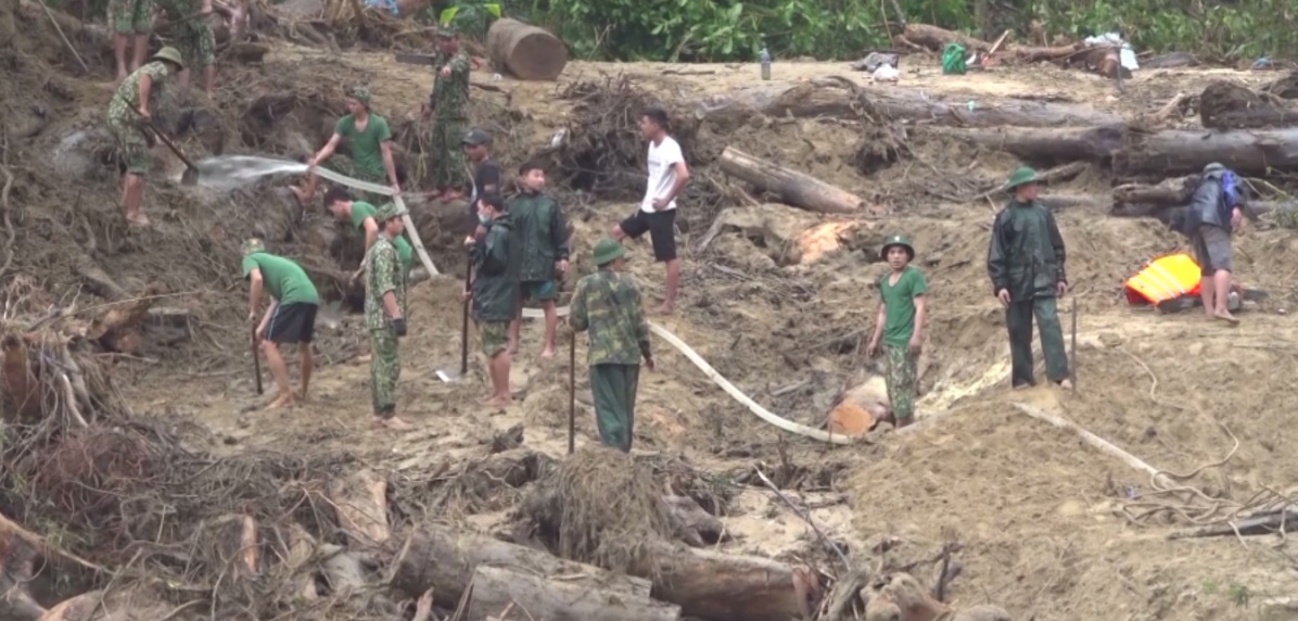 Lực lượng cứu hộ phát hiện bên bờ sông Leng có nhiều vật dụng của người mất tích