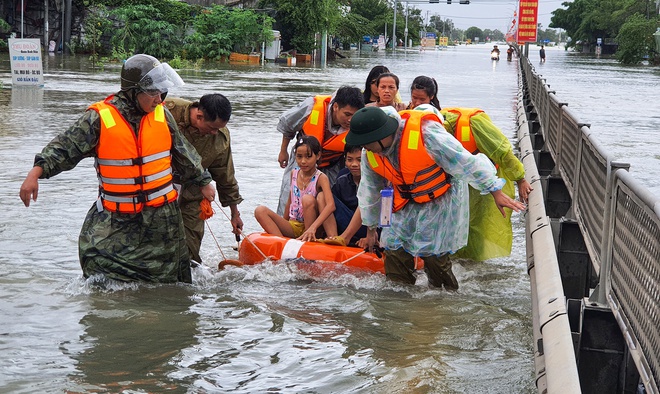 Bão số 12 mạnh lên, 4 tỉnh sơ tán hàng nghìn dân