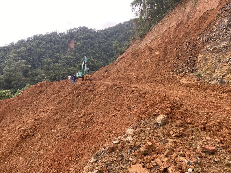 Quảng Trị di dời 171 người dân do núi xuất hiện vết nứt.