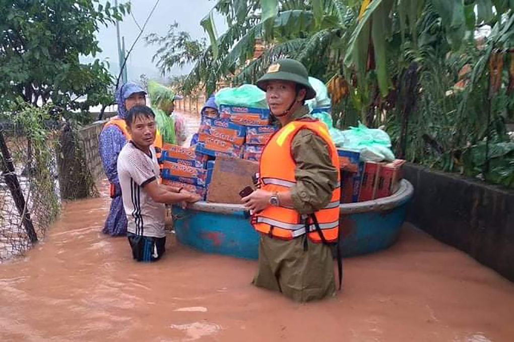 Ông Miên (phải) trong lúc cấp phát lương thực cho người dân vùng lũ lụt, tháng 10/2020. Ảnh: vnexpress