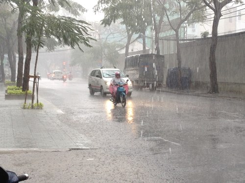 Thời tiết ngày 12/11: Trung Bộ vẫn mưa lớn, cần đề phòng lũ quét.
