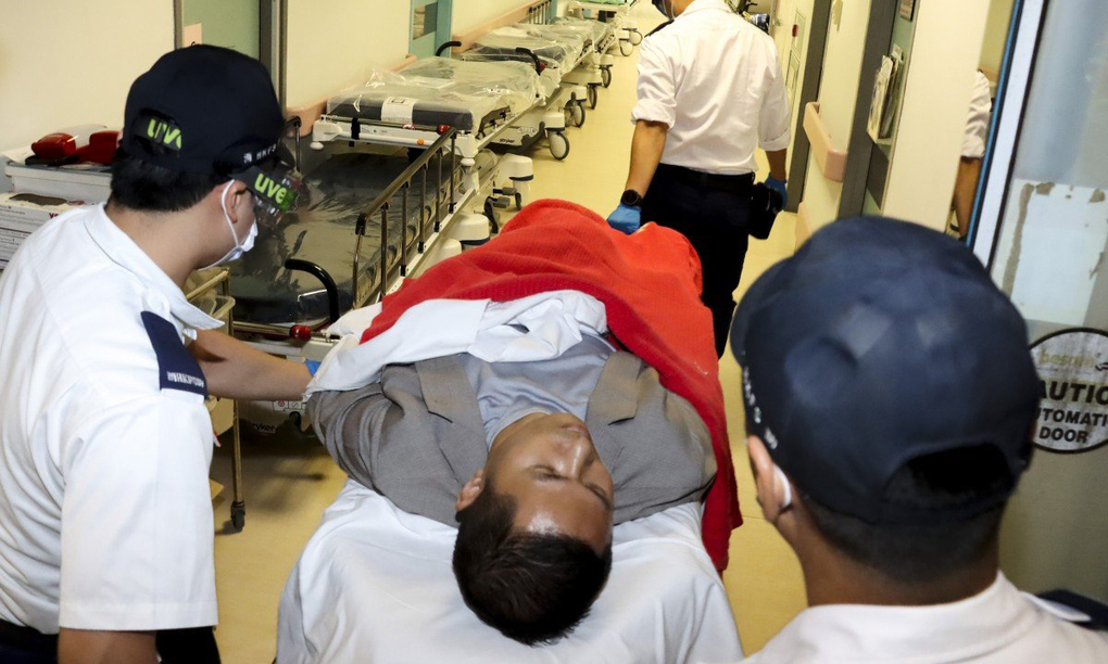 Tỷ phú Tiền Phong Lôi được đưa vào bệnh viện sau vụ tấn công ở Hong Kong hôm nay. Ảnh: SCMP.