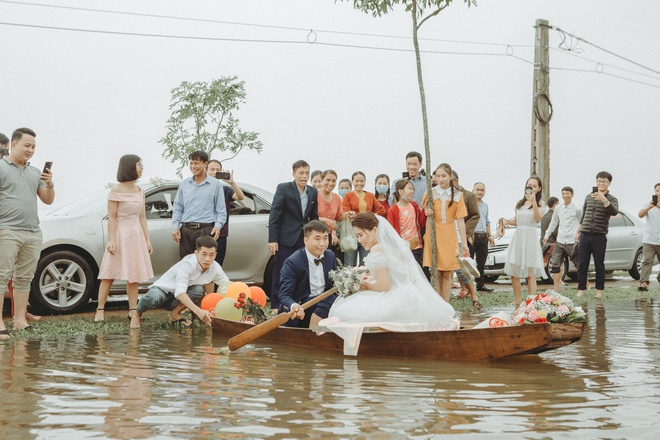 Chú rể Đình Đàn và cô dâu Nguyễn Ngọc phải sử dụng thuyền để di chuyển trong ngày trọng đại.