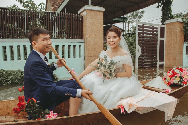 Ấn tượng với bộ ảnh cưới 'vượt lũ' của cặp đôi ở Hà Tĩnh - Ảnh 3
