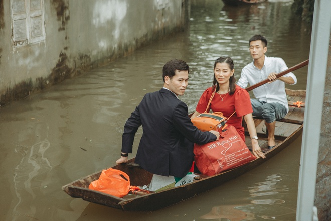 Cô dâu chú rể và quan khách 2 bên đều được ngồi thuyền để tránh ướt, còn rạp cưới và sân khấu gia đình dùng ván gỗ kê lên cao.