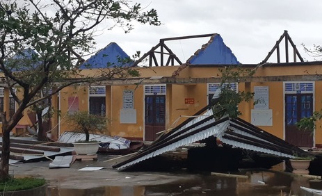Một trường tiểu học ở xã Phú Thuận, huyện Phú Vang, Thừa Thiên Huế bị gió bão tốc bay mái - Ảnh: Tuoitre
