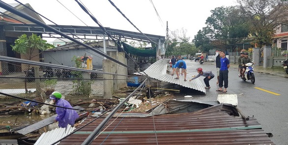 Gió bão hất bay mái tôn của nhiều nhà dân ở khu vực thị xã Thuận An, huyện Phú Vang, Thừa Thiên Huế ra đường - Ảnh: Tuoitre