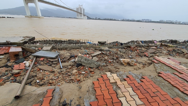 Nhiều tuyến đường biển và kè ven sông Hàn toan hoang do bão 13 - Ảnh: CAND
