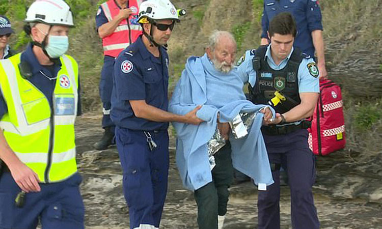 Cụ ông 91 tuổi đã sống sót sau khi gặp tai nạn dù lượn và rơi xuống biển.
