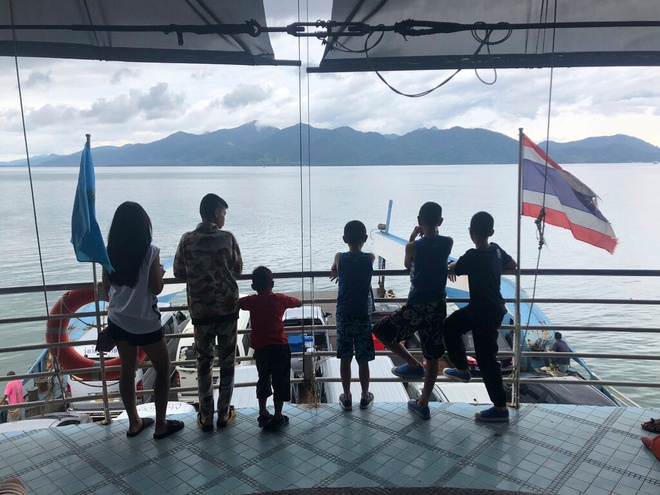 Hành khách trên chuyến phà đến đảo Koh Chang, Thái Lan. Ảnh: AP.