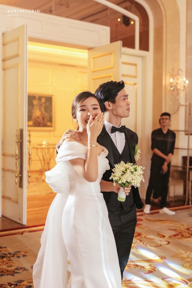 Bó hoa cưới của cô dâu Viên Minh và Song Hye Kyo chỉ khác nhau về kích cỡ.