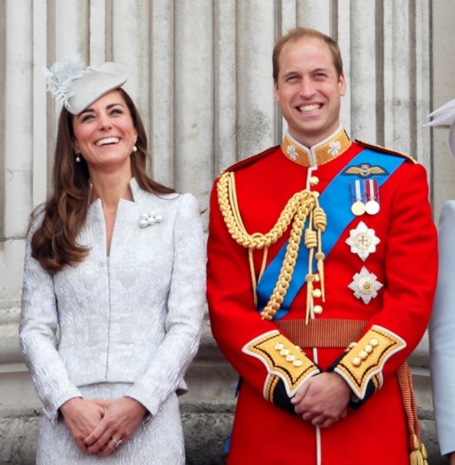 Vợ chồng Hoàng tử William và Công nương Kate cũng đăng tải hình của bố với nụ cười thoải mãn trên trang cá nhân vào dịp ông tròn 72 tuổi.
