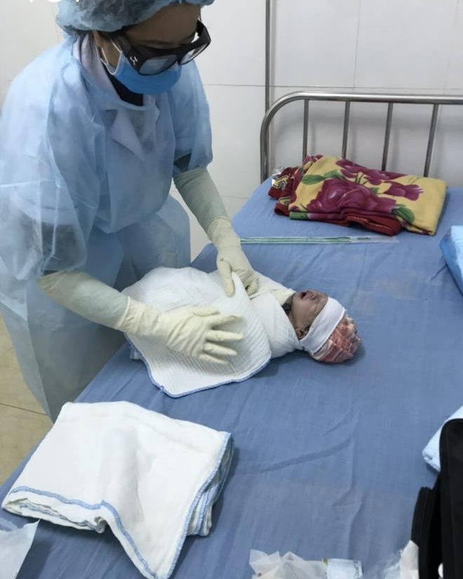 Bé trai sơ sinh được chăm sóc sức khỏe tại bệnh viện.